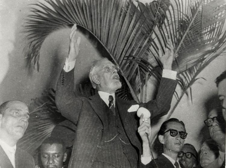 Ernesto Simões Filho discursando em Cachoeira (1954) - Foto: Cedoc | Arquivo A TARDE