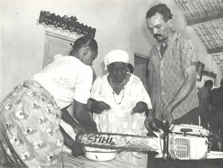 A história por trás da foto: rito de purificação de ferramentas para podar árvore sagrada || 15.05.1985